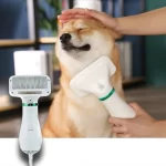 persona cepillando y secando a un perro con un cepillo secador 2 en 1