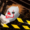 hombre usando una Mascara de IT el payaso asesino