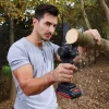 Hombre usando la Minisierra portail recargable