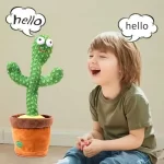 Niño con el Juguete cactus bailarin imita voz