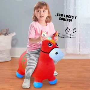 Niña montada en el juguete inflable caballo saltarin