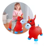 Niña montada en el juguete inflable caballo saltarin