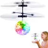 Niños jugando con el drone volador con sensores