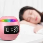 Radio reloj despertador tipo esfera rosado
