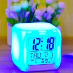 Reloj despertador tipo cubo con luz led 1
