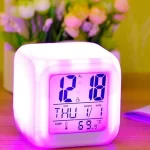 Reloj despertador tipo cubo con luz led 3