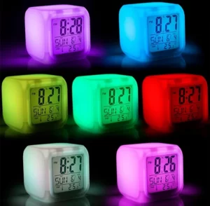 Reloj despertador tipo cubo con luz led