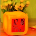 Reloj despertador tipo cubo con luz led 4