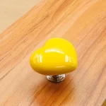 Botones con adhesivo amarillo