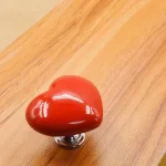 Botones con adhesivo rojo