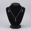 Juego de Collar y Aretes Diseño Manos