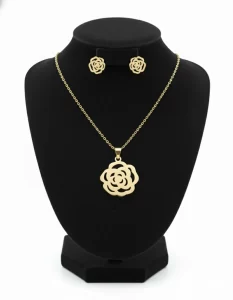 Juego-de-collar-y-Aretes-Rosas